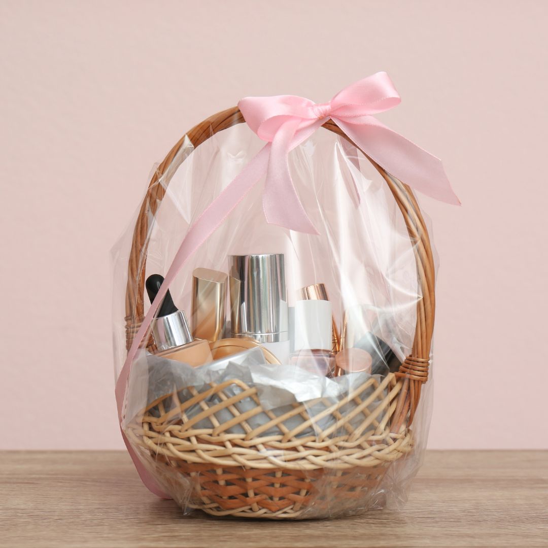 Jak elegancko zapakować kosz prezentowy? Poradnik krok po kroku