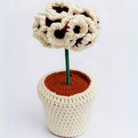 Ręcznie robiony szydełkowy kwiat doniczkowy – unikalny prezent na każdą okazję